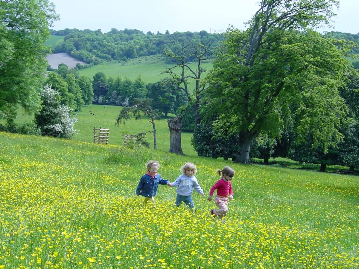 CWF children in flowers at Hughenden May04