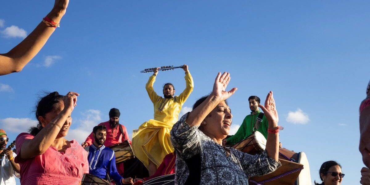 600 people gathered at Dunstable Downs to create a stunning artwork at dusk
